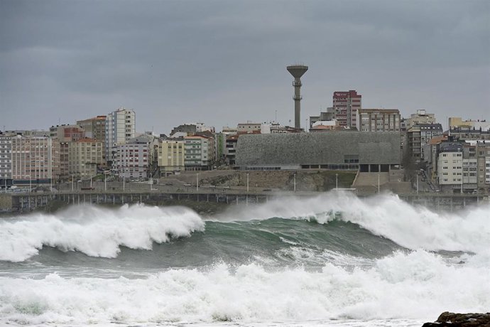Archivo - Fuertes vientos y  oleaje en A Coruña.