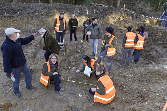 Trabajos del proyecto Begoñako Argia', en el que se ha hallado una fosa común de la época carlista en el Cementerio de Begoña de Bilbao.