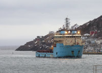 Llega al puerto de Terranova el barco canadiense que transporta a dos fallecidos del 'Villa de Pitanxo'