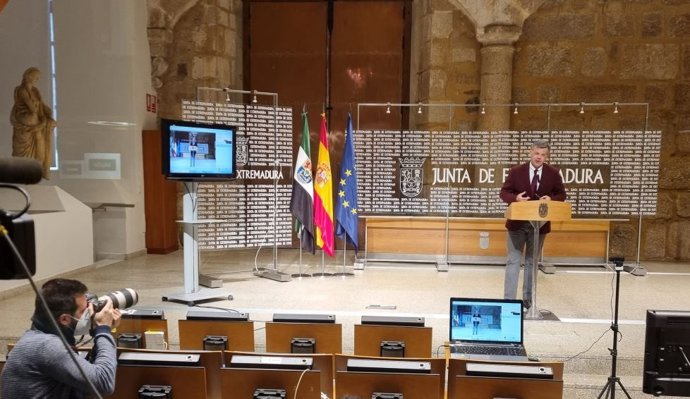 El portavoz de la Junta de Extremadura, Juan Antonio González, en rueda de prensa