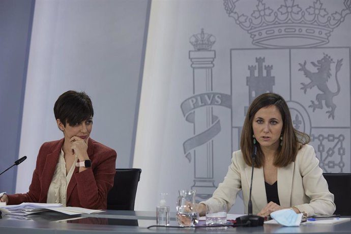 La ministra Portavoz, Isabel Rodríguez (i), y la ministra de Derechos Sociales y Agenda 2030, Ione Belarra, en una rueda de prensa posterior a una reunión del Consejo de Ministros, en la Moncloa, a 1 de febrero de 2022, en Madrid (España).  El Consejo d