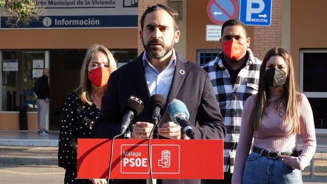 El secretario general del PSOE de Málaga, Daniel Pérez, en rueda de prensa en Málaga sobre vivienda.