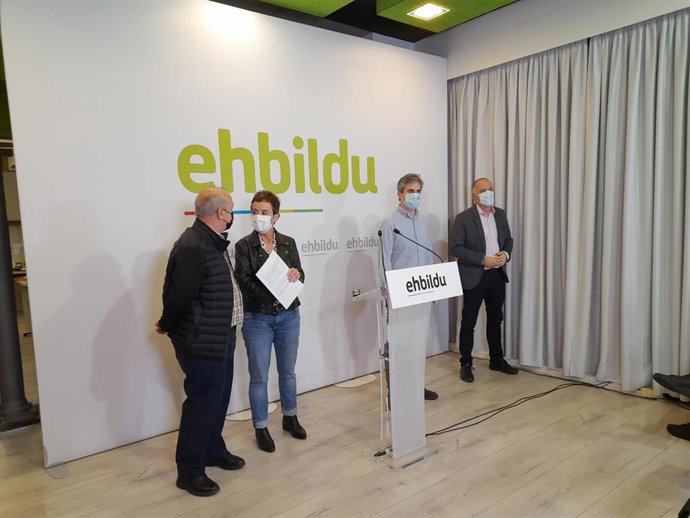 Iñaki Ruiz de Pinedo, Bel Pozueta, Unai Fernández de Betoño y Adolfo Araiz, durante la rueda de prensa
