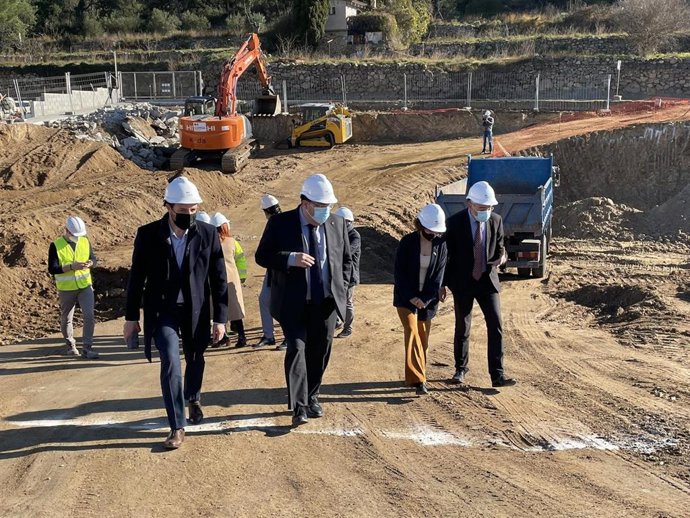 El conseller Joan Ignasi Elena durante su visita en las obras