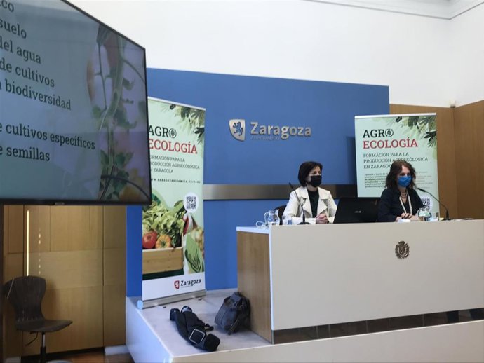 La consejera municipal de Economía, Innovación y Empleo, Carmen Herrarte, y la directora de este programa formativo, Pilar Fernández, han explicado el programa de cursos formativos en agroecología