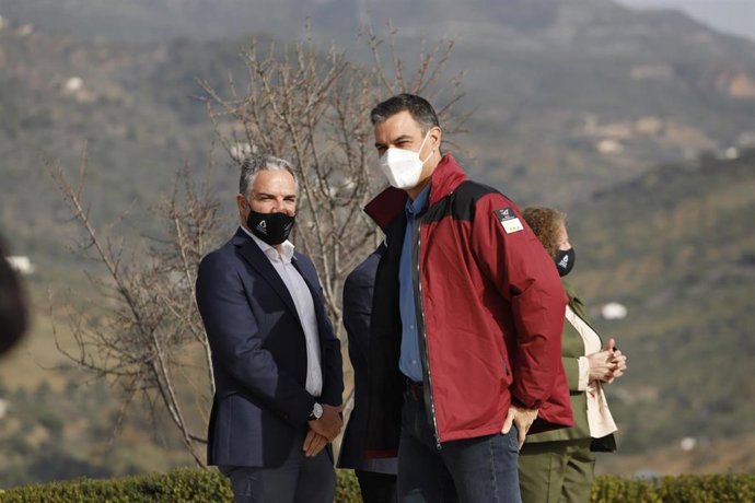 Imagen de archivo del presidente del Gobierno, Pedro Sánchez, saludando al consejero de la Presidencia de la Junta de Andalucía, Elías Bendodo, en su visita al PN Sierra de las Nieves.