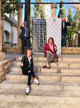 Representantes de la Fundación Sa Nostra y CaixaBank durante la entrega del donativo a Aspanob.