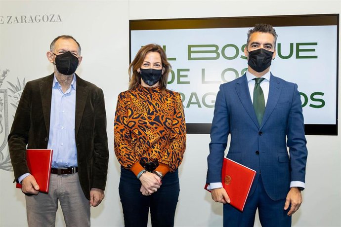 Caja Rural de Aragón firma su compromiso con 'El Bosque de los Zaragozanos' .