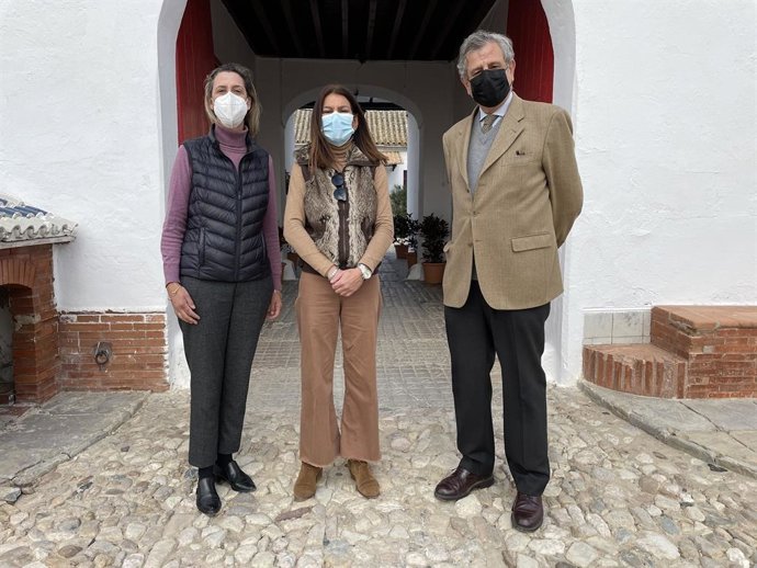 La delegada territorial de Turismo en Cádiz, María Jesús Herencia, durante su visita al Cortijo La Mariscala.