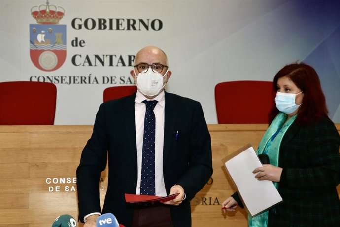 El consejero de Sanidad, Miguel Rodríguez, y la gerente del SCS, Celia Gómez, presentan el plan de choque de salud mental infanto-juvenil