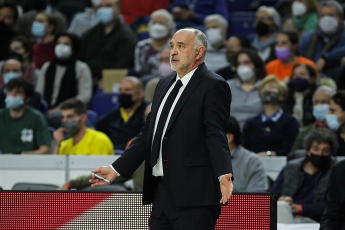 Archivo - Pablo Laso, head coach of Real Madrid gestures during Turkish Airlines EuroLeague basketball match played between Real Madrid and Maccabi Tel Aviv at Wizink Center on December 2, 2021, in Madrid, Spain.