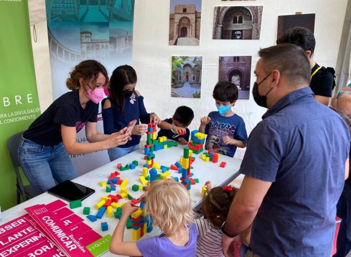 Archivo - Expositor de la Fundación Descubre en la última edición de La Noche.