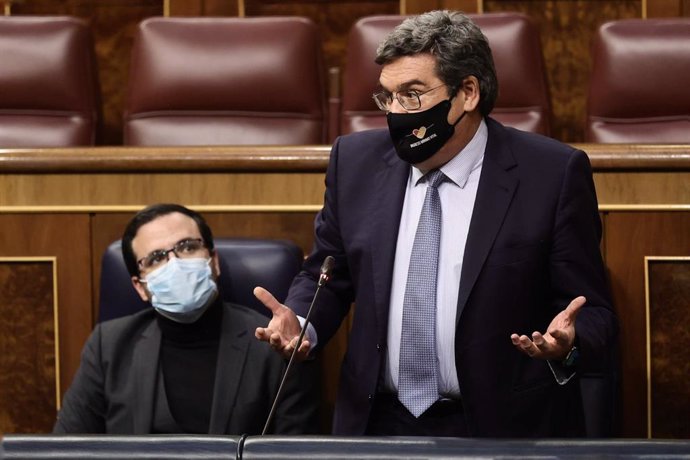 El ministro de Inclusión, Seguridad Social y Migraciones, José Luis Escrivá, interviene en una sesión plenaria en el Congreso 