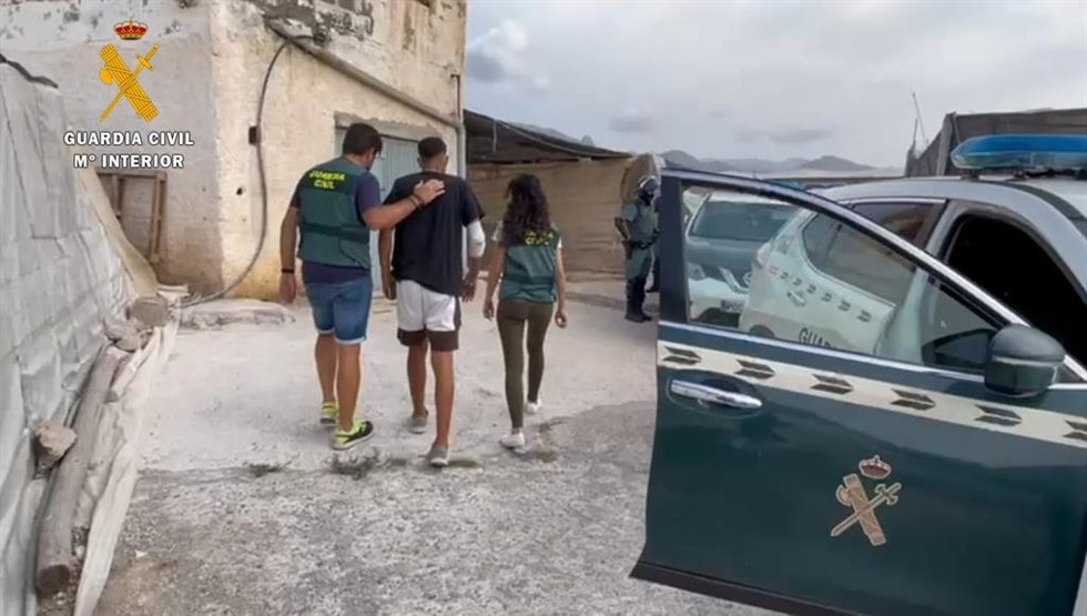 Agentes detienen a uno de los progenitores del menor supuestamente secuestrado