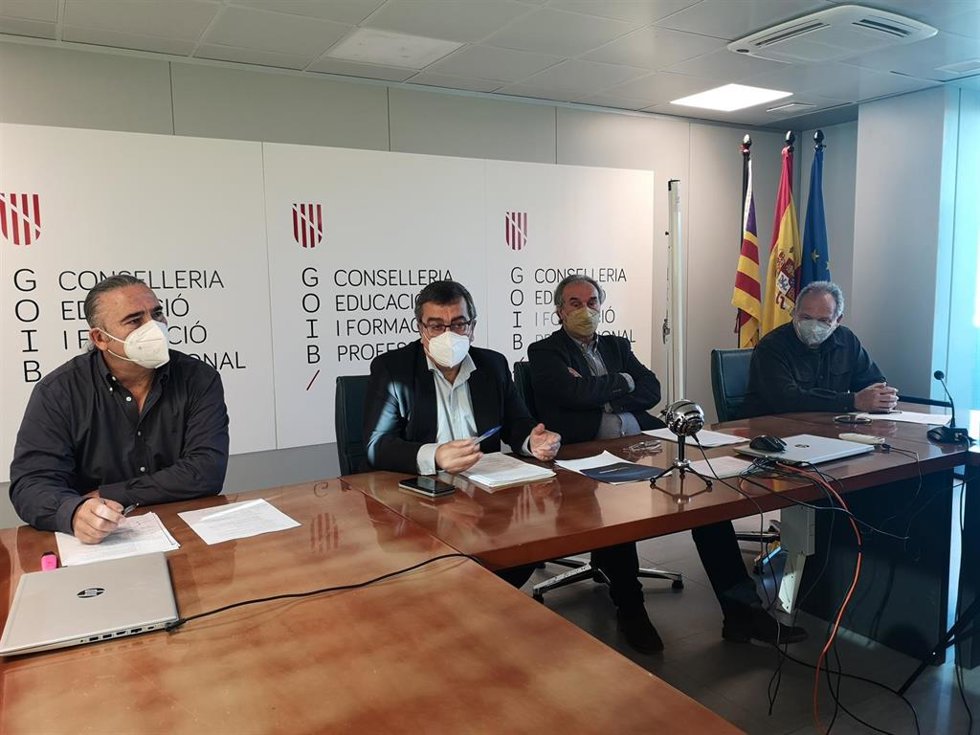 El conseller de Educación y Formación Profesional, Martí March, junto al director general de Planificación, Ordenación y Centros, Antoni Morante, en la presentación de los nuevos currículos