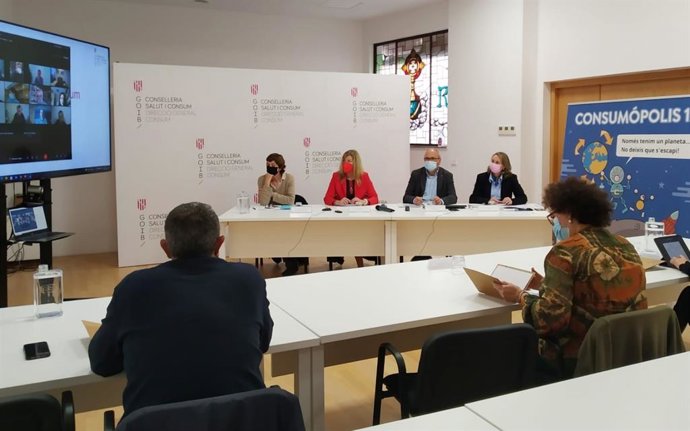 La consellera de Salud y Consumo, Patricia Gómez, y el director general de Consumo, Flix Alonso, durante la reunión del Consejo de Consumo.
