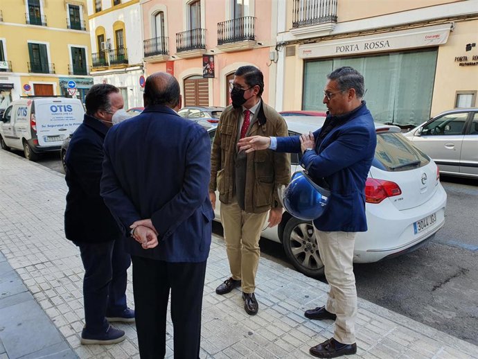 Álvaro Pimentel y Lorenzo López Aparicio se reúnen con vecinos del Arenal.