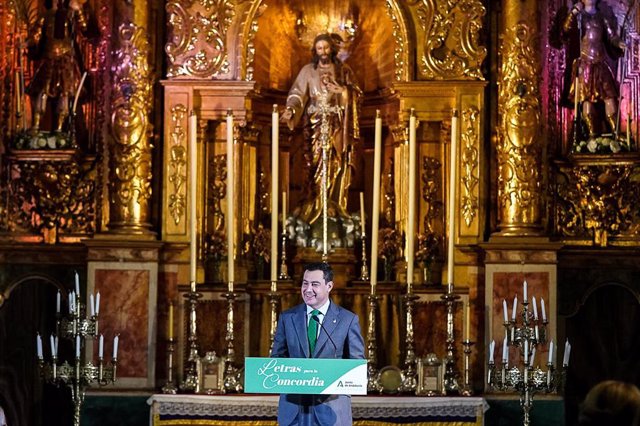 El presidente de la Junta de Andalucía, Juanma Moreno, en la apertura de las jornadas 'Letras para la Concordia', en el Oratorio de San Felipe Neri de Cádiz.