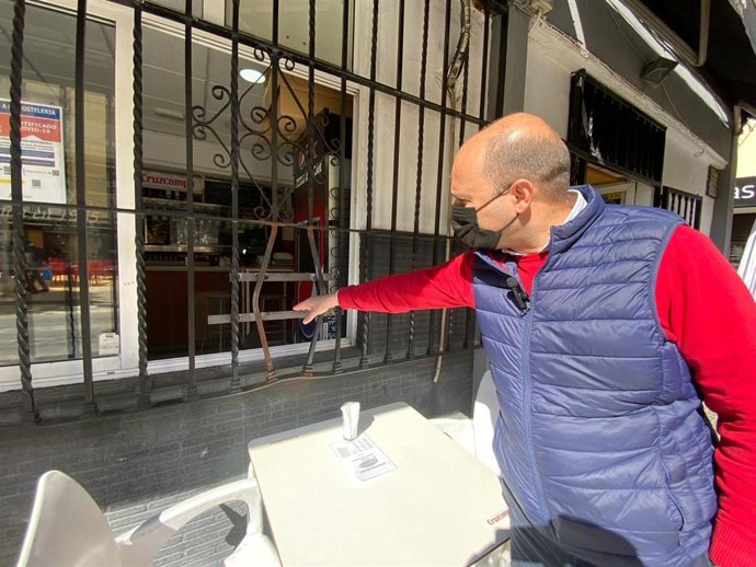 García de Polavieja muestra los daños en un establecimiento de la calle Previsión tras sufrir un robo.