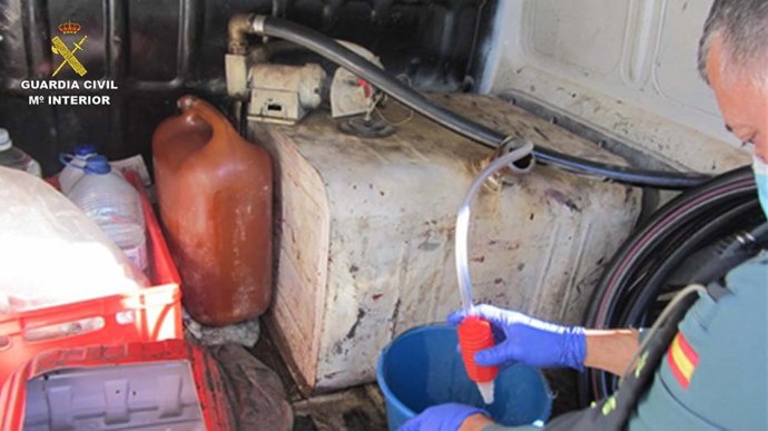 Depósito de carburante instalado en la furgoneta.