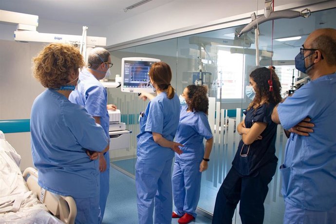 Archivo - Profesionales sanitarios del área UCI del Virgen del Rocío.