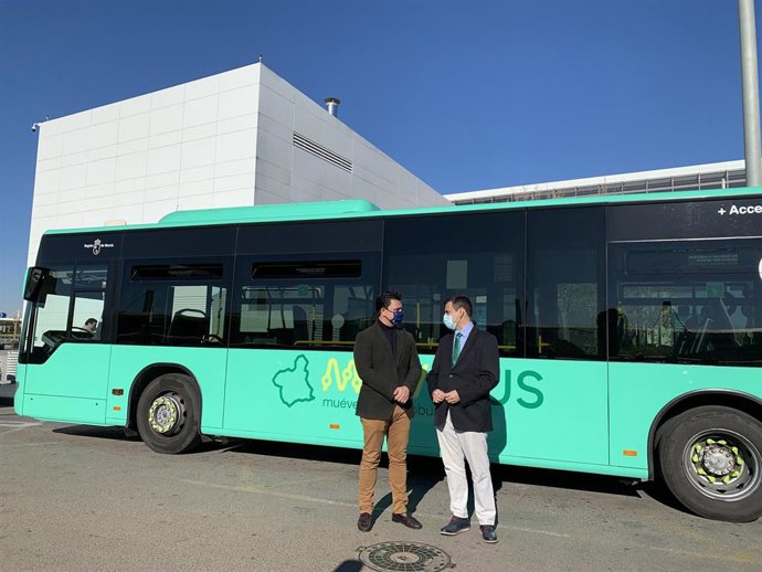 El consejero de Fomento e Infraestructuras, José Ramón Díez de Revenga, y el alcalde de San Javier, José Miguel Luengo, junto a uno de los autobuses Movibus que realizan la ruta al hospital Los Arcos