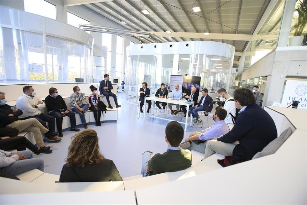 Los participantes, en la incubadora de alta tecnología en salud, deporte y alimentación de la UCAM