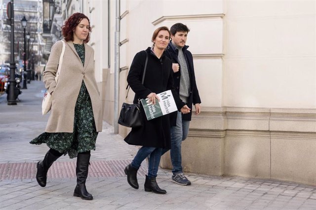 (I-D) La diputada de Más Madrid, María Pastor Valdés; la portavoz del Grupo Parlamentario de Más Madrid, Mónica García; y el portavoz de Más Madrid en la Asamblea de Madrid, Pablo Perpinyà, a su llegada a la Fiscalía para registrar un escrito con los cont