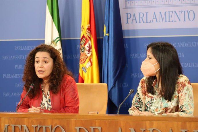 La portavoz de Unidas Podemos en el Parlamento de Andalucía, Inmaculada Nieto, y la diputada en el Congreso, Isabel Franco, este viernes en rueda de prensa.