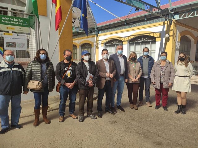 El presidente de la Agencia Provincial de la Energía de la Diputación de Córdoba, Víctor Montoro (quinto por la dcha.), en su visita a Peñarroya-Pueblonuevo.