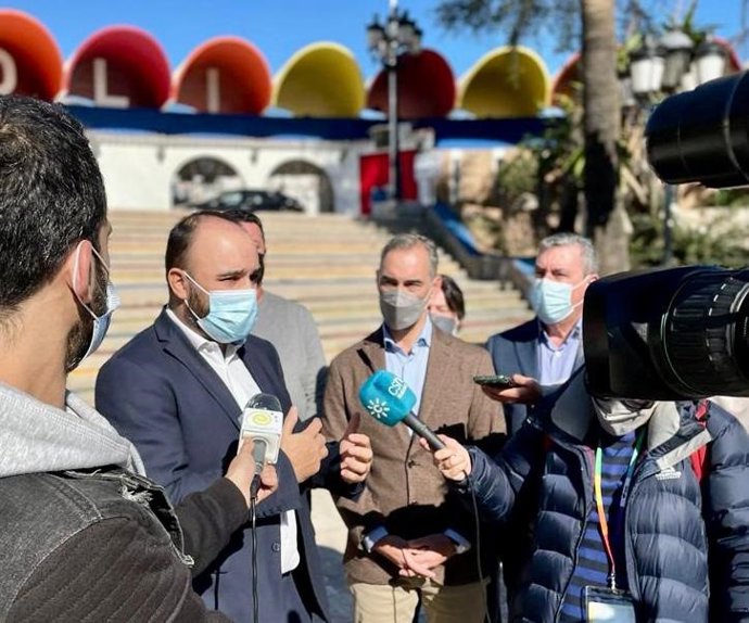 El diputado nacional por el PP de Málaga Mario Cortés y el portavoz popular en el municipio de Benalmádena, Juan Antonio Lara, atienden a los medios