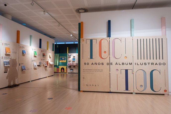 Expsoción sobre el álbum ilustrado en la Biblioteca Central de Cantabria