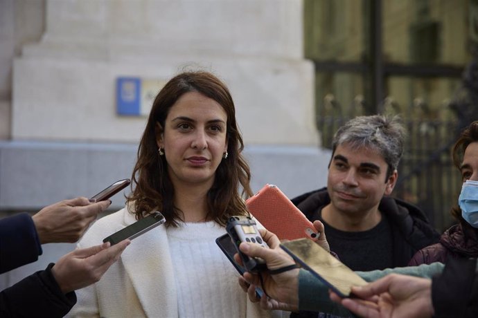 La portavoz de Más Madrid en el Ayuntamiento de Madrid, Rita Maestre, ofrece declaraciones a los medios sobre la supuesta investigación llevada a cabo por el PP a través de la EMVS para investigar el entorno familiar de la presidenta autonómica.