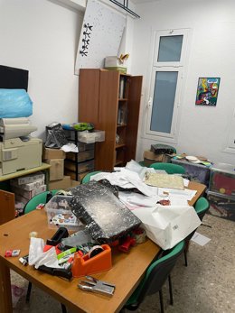 La Policía Local de Buñol detiene a dos personas por realizar actos vandálicos en el Colegio Cervantes de la localidad