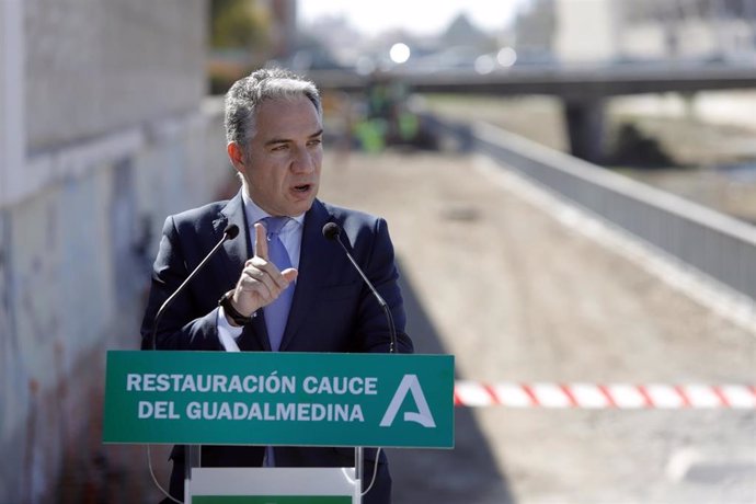 El consejero de la Presidencia, Administración Pública e Interior, Elías Bendodo, interviene después de la visita a las  obras que se están acometiendo en el cauce del río Gualmedina a 18 de febrero del 2022 en Málaga (Andalucía)