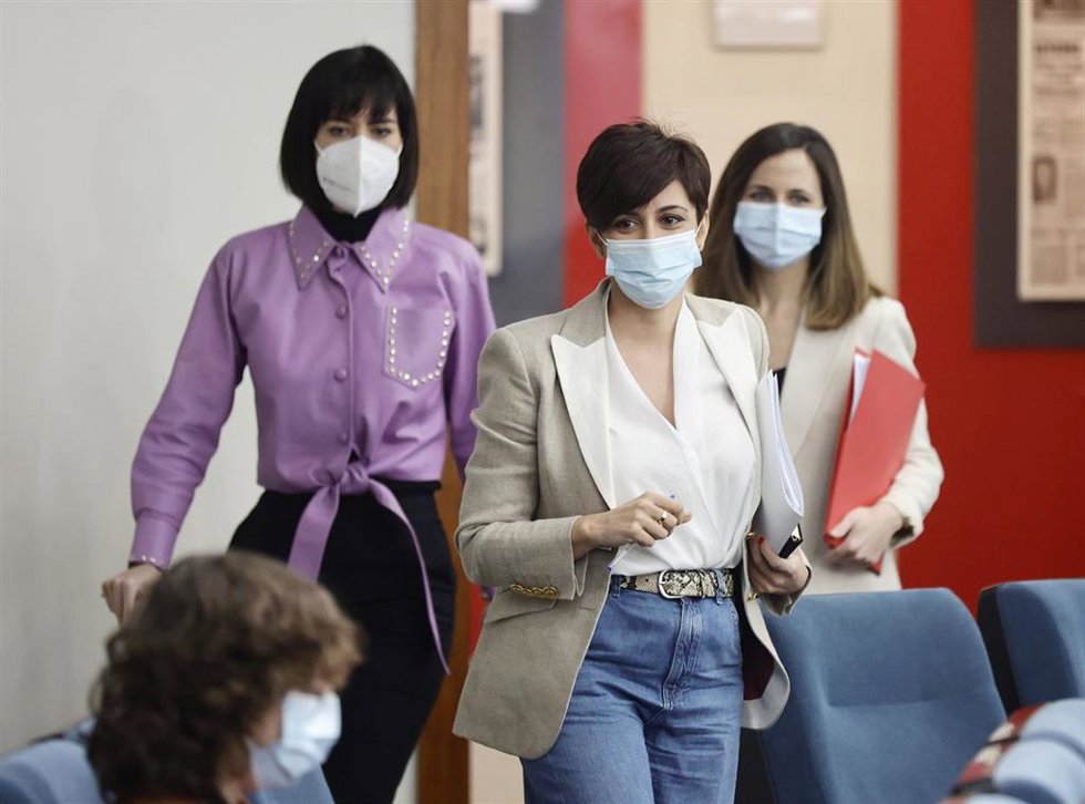 (I-D) La ministra Portavoz, Isabel Rodríguez; la ministra de Ciencia e Innovación, Diana Morant y la ministra de Derechos Sociales y Agenda 2030, Ione Belarra, tras la reunión del Consejo de Ministros extraordinario en Moncloa.