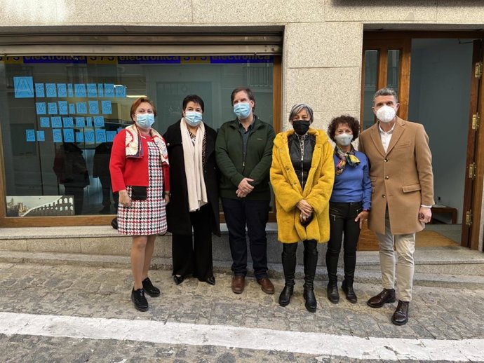 La alcaldesa de Segovia, Clara Luquero, acompañada del concejal de Participación Ciudadana, Andrés Torquemada, la edil de Fondos Europeos y Agenda Urbana, Fuencisla Yagüe, y miembros de la Asociación de Vecinos Justo y Pastor del barrio de El Salvador.