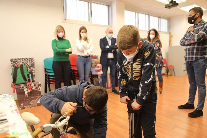 Menores del barrio del Espíritu Santo de Murcia reparan bicicletas del proyecto '2 Pedales, 365 sueños'