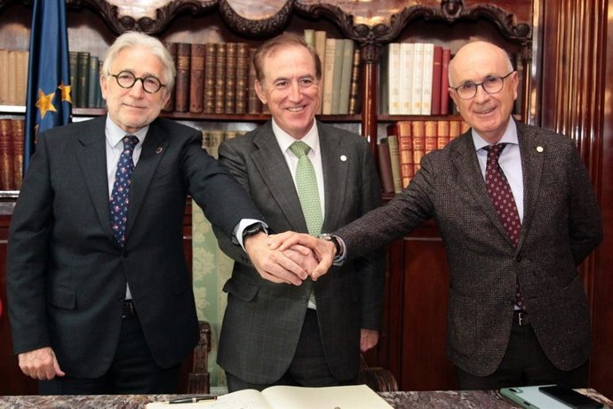 El presidente de Mapfre, Antonio Huertas, junto al presidente de Foment del Treball, Josep Sánchez Llibre, y el presidente de la Acadmia Europea Leadership, Josep Sánchez Llibre.