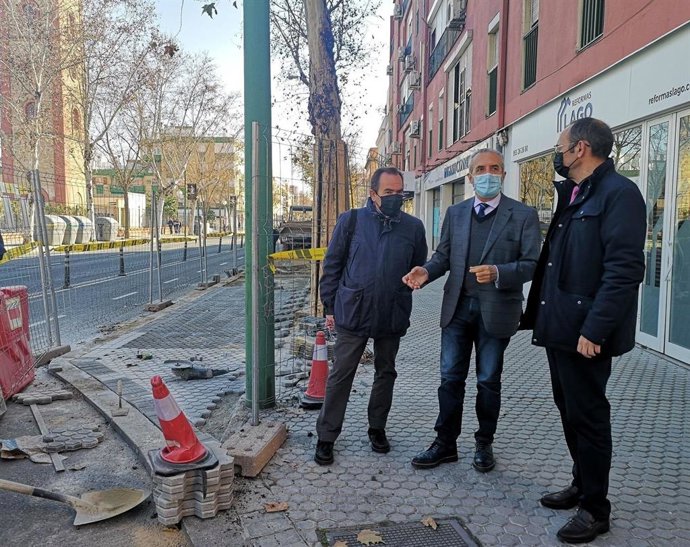 El delegado de Hábita Urbano y Cohesión Social, Juan Manuel Flores, en el centro, en su visita a los trabajos en la calle Resolana.
