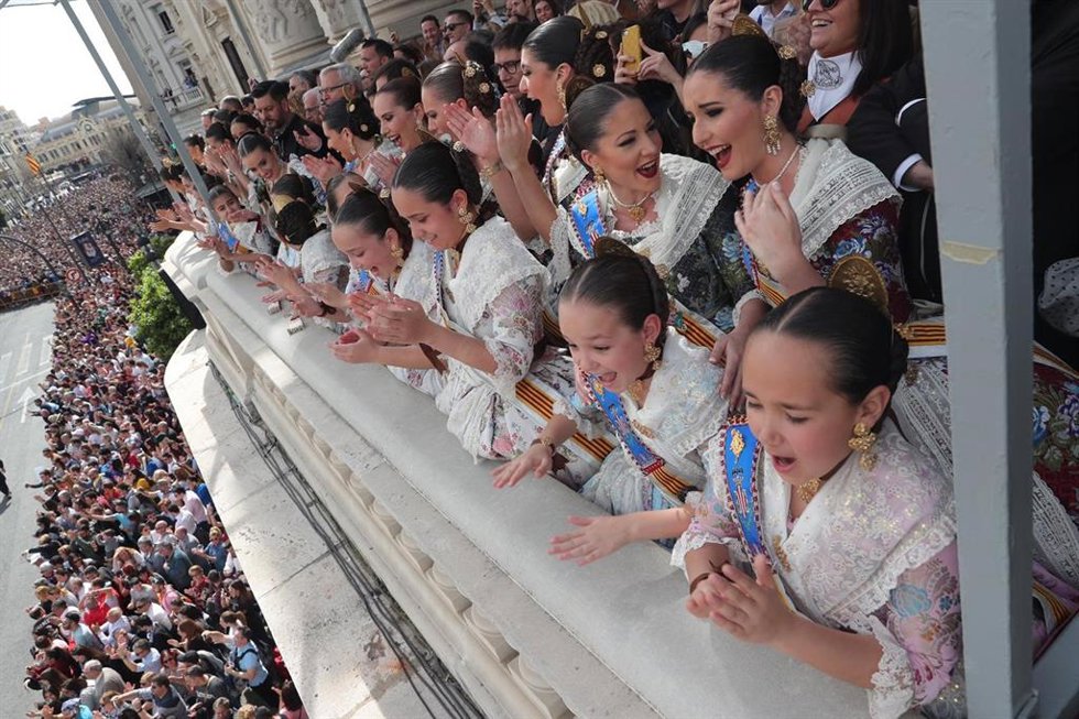 Archivo - Imagen del balcón principal del Ayuntamiento de Valncia durante la novena 'masclet' de las Fallas de 2020 disparada este lunes.