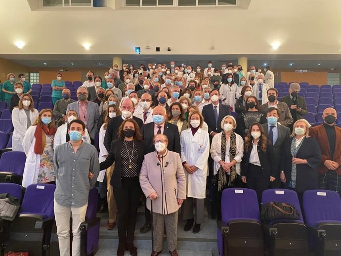 Foto de familia en el homenaje póstumo al doctor Luis Zurera.