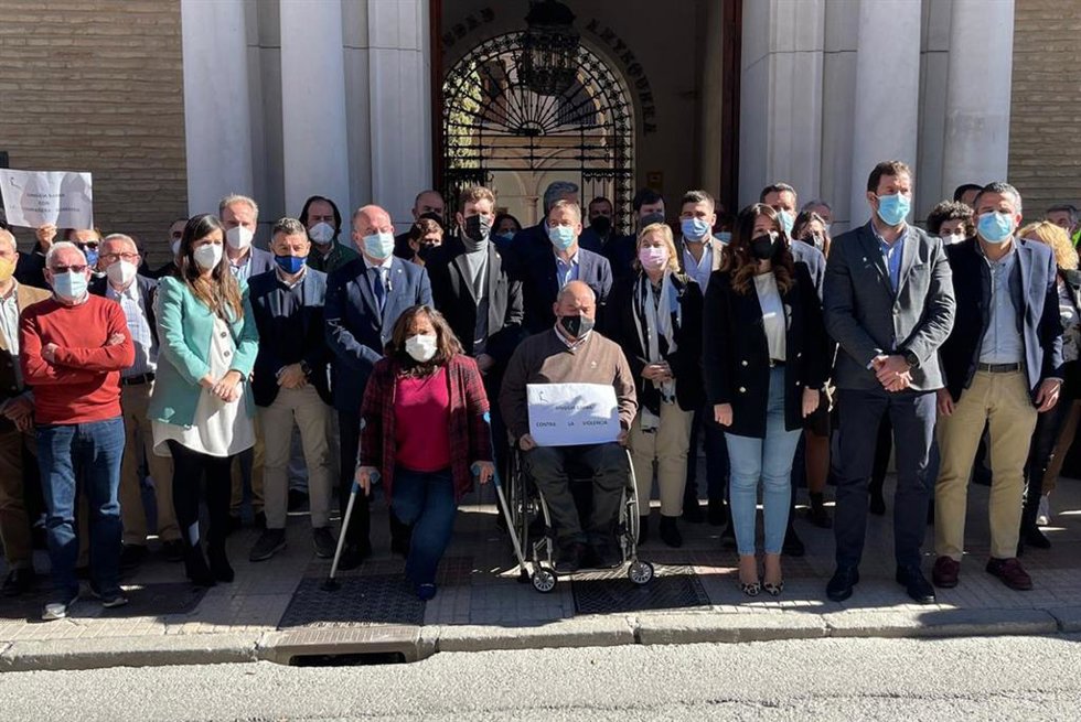 Concentración conjunta del Ayuntamiento de Antequera y Singilia Barba como repulsa por la agresión a una trabajadora con discapacidad del servicio de estacionamiento regulado