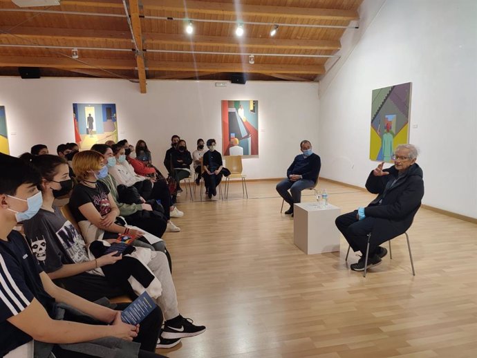 El artista Andrés Rábago 'El Roto' ha mantenido un encuentro con los alumnos de Bachillerato de Arte del IES Tierno Galván de Alcalá de Guadaíra.