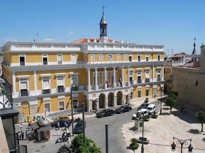 Archivo - Fachada del Ayuntamiento de Badajoz