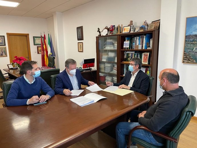 José Luis Delgado firma el convenio con el alcalde de Adra, Manuel Cortés