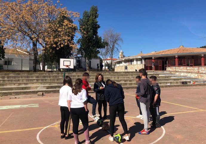 Eslava, durante su visita al CEIP Huerta del Pilar de Almadén de la Plata.