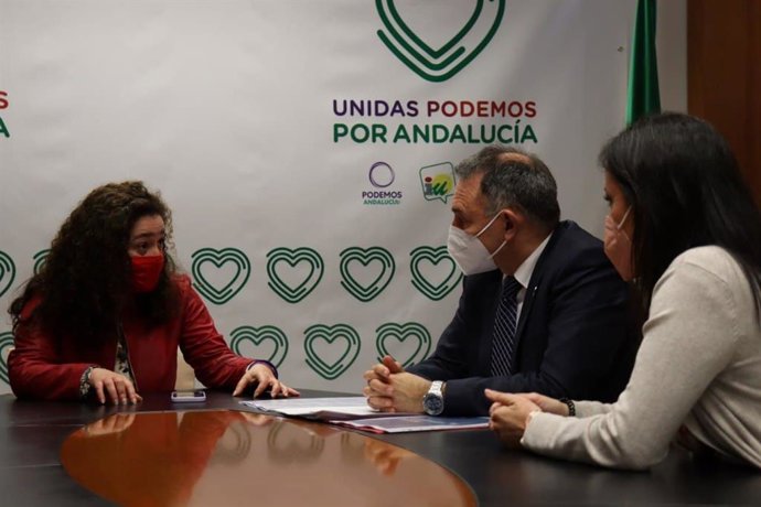El secretario de Estado para la Agenda 2030, Enrique Santiago, reunido con la portavoz parlamentaria de Unidas Podemos por Andalucía, Inmaculada Nieto, y la diputada de Unidas Podemos Isabel Franco.