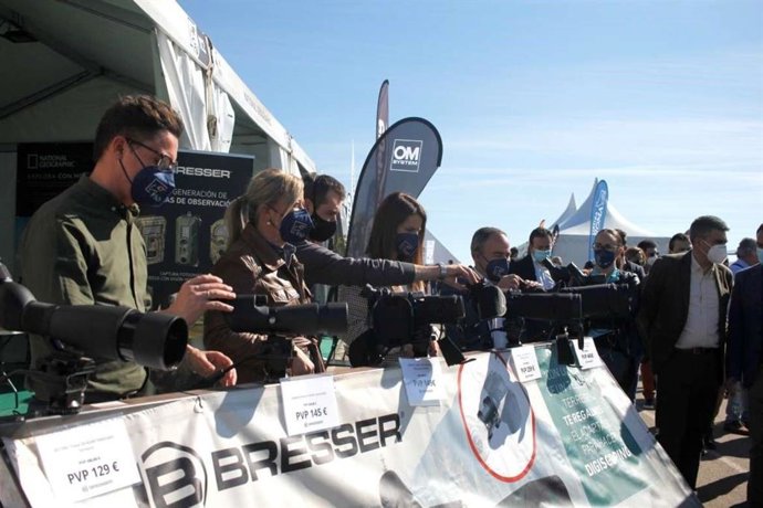 Nuria Flores y otras autoridades en uno de los expositores de empresas de FIO.
