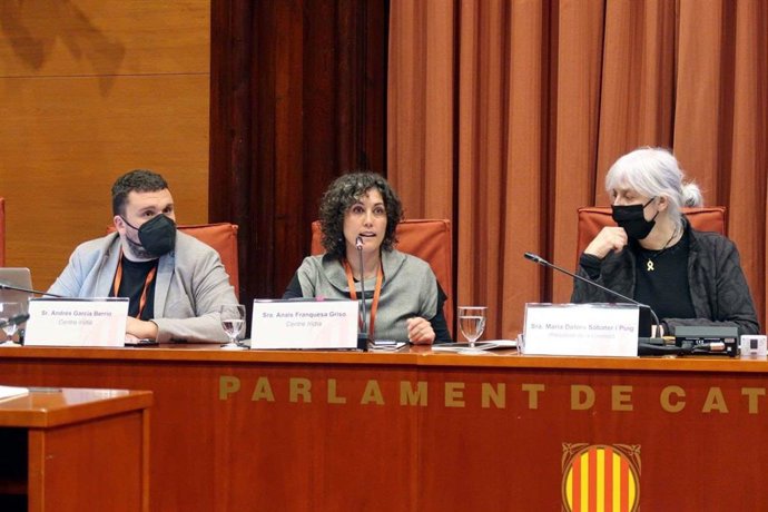 La codirectora del Irídia, Anas Franquesa, y el portavoz, Andrés García Berrio, durante la comisión de estudio del Modelo Policial en el Parlament de Catalunya, a día 18 de febrero de 2022, en Barcelona.